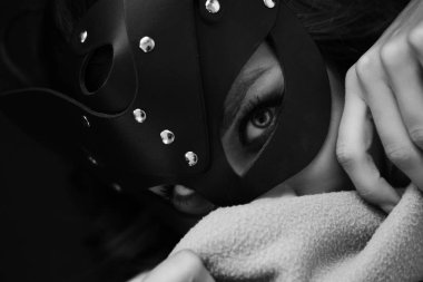 Yüzü maskeli seksi bir manken..