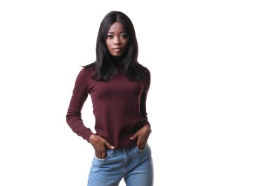Bordo golfte yüksek moda Afro-Amerikan modeli.