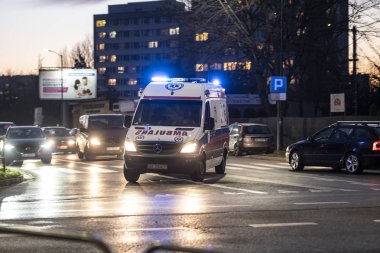  Katowice / Polonya Kasım 08. 2019. Sinyaldeki ambulans hayat kurtaracak.!