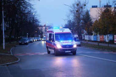  Katowice / Polonya Kasım 08. 2019. Sinyaldeki ambulans hayat kurtaracak.!