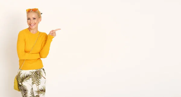 Mutlu Sarışın Kız Her Şeyi Parmağıyla Gösteriyor — Stok fotoğraf