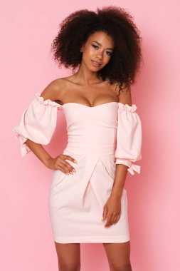Bu Afro-Amerikan model o pembe elbiseyle muhteşem görünüyor..