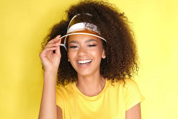 Güzel Bir Gülümseme Sarı Arka Planda Sarı Elbiseli Afro Kız — Stok fotoğraf