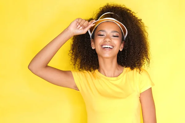 Sorriso Tão Bonito Menina Afro Roupas Amarelas Fundo Amarelo — Fotografia de Stock