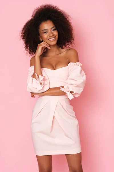 Tento Afro Americký Model Vypadá Nádherně Těch Růžových Šatech — Stock fotografie