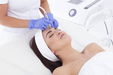 Güzellik salonunda yüz bakımı yapan bir kadın..