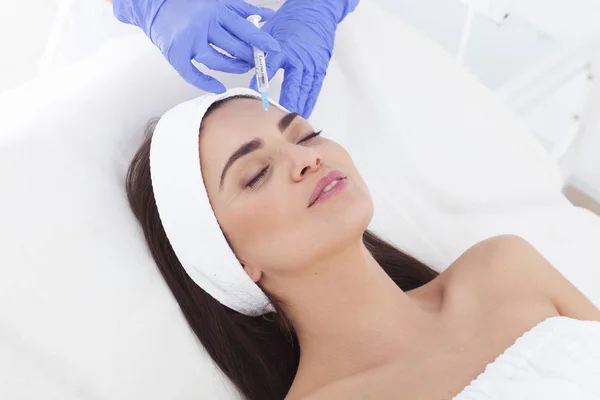 Mujer Salón Belleza Haciendo Tratamiento Facial — Foto de Stock