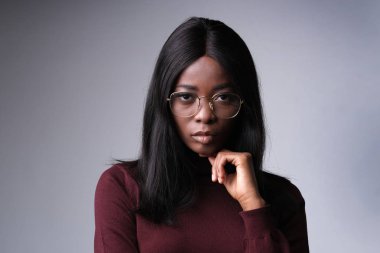 Kendine güvenen Afrikalı model gözlüklerle çok zeki görünüyor..