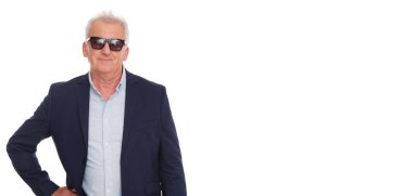 Yaşlı adam moda ve havalı..