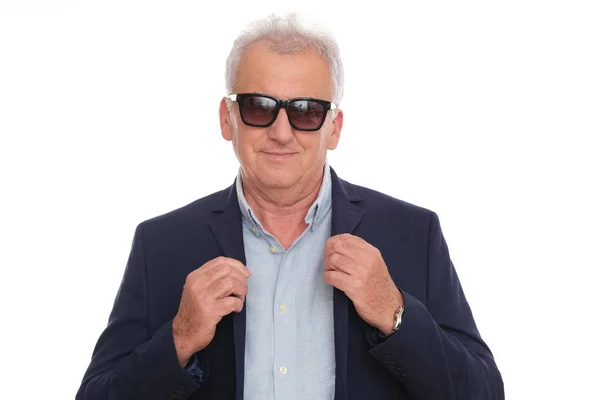 Uomo Più Anziano Tuta Occhiali Sole Isolati Sfondo Bianco — Foto Stock