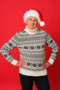 Kırmızı Noel Baba şapkası ve Noel süveteri giyen son sınıf öğrencisi harika görünüyor..