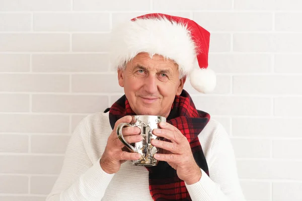 Avô Feliz Com Chapéu Papai Noel Cachecol Vermelho — Fotografia de Stock