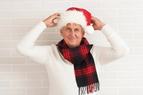 Avô Feliz Com Chapéu Papai Noel Cachecol Vermelho — Fotografia de Stock