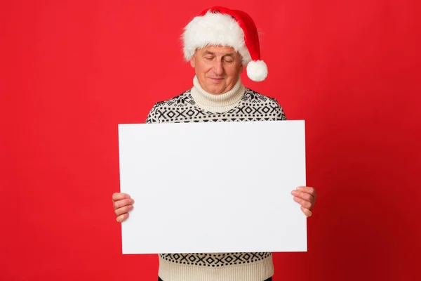 Щасливий Старший Капелюсі Санта Клауса Тримає Білий Банер — стокове фото
