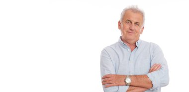 Yaşlı gri adam beyaz arka planda izole edildi.