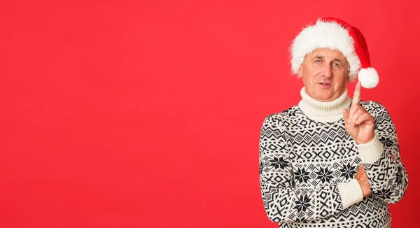 Senior Röd Jultomte Hatt Och Jul Tröja Ser Bra — Stockfoto