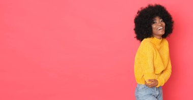 Ne kadar pozitif bir insan! Sarı kazaklı, kocaman gülüşlü, sevimli Afrikalı manken..