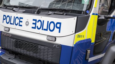 Londra mı? Birleşik Krallık 25.11.2019. Victoria Tren İstasyonunda İngiliz ulaşım polisi kamyonu.