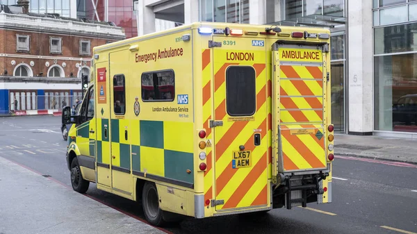 Londres Reino Unido 2019 Ambulancia Estación Tren Victoria —  Fotos de Stock