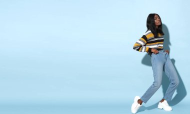 O bir moda kızı! Renkli çizgili süveter içinde güzel bir Afrika mankeni..