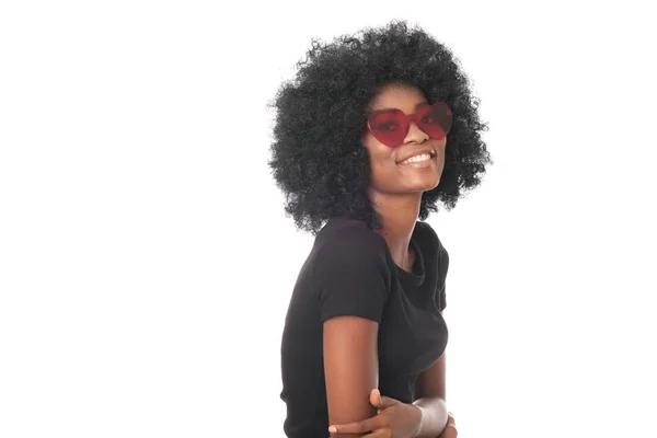 Usmívající Afro Dívka Červených Brýlích Černé Košili — Stock fotografie