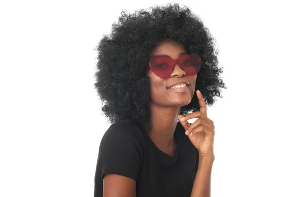 Chica Afro Sonriente Gafas Rojas Camisa Negra — Foto de Stock