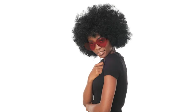 Chica Afro Sonriente Gafas Rojas Camisa Negra —  Fotos de Stock