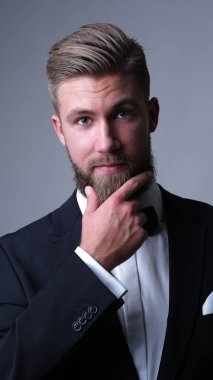 Klasik siyah takım elbiseli, sakallı, yakışıklı, beyaz adam..