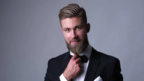 Retrato Homem Elegante Com Barba Terno Clássico Preto — Fotografia de Stock