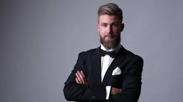 Bonito Homem Caucasiano Com Barba Terno Preto Clássico — Fotografia de Stock