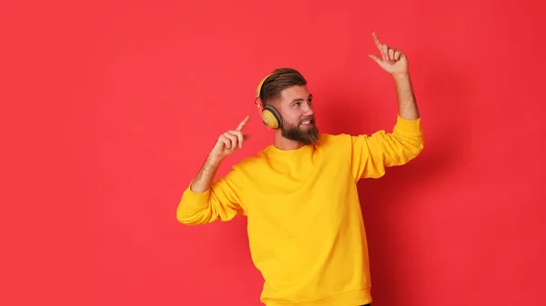 Jovem Blusa Amarela Está Ouvindo Uma Música — Fotografia de Stock