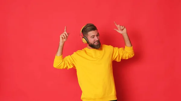 Young Man Yellow Blouse Listening Music — ストック写真