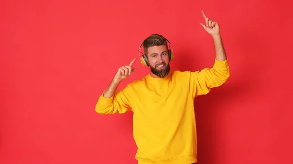 Young Man Yellow Blouse Headphones Listening Music — ストック写真