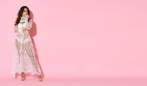 Όμορφη Μελαχρινή Λαμπερό Μακρύ Φόρεμα Δαντέλα Απομονώνονται Ροζ Φόντο — Φωτογραφία Αρχείου