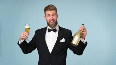 Sakallı mutlu genç adam kutlamaya hazır.!