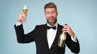 Vay canına! Altın ayakkabılı ve bir bardak şampanyalı zarif genç adam..