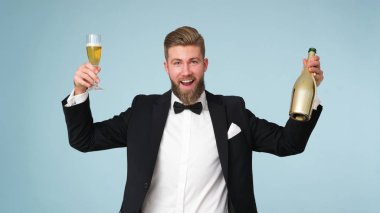 Vay canına! Altın ayakkabılı ve bir bardak şampanyalı zarif genç adam..