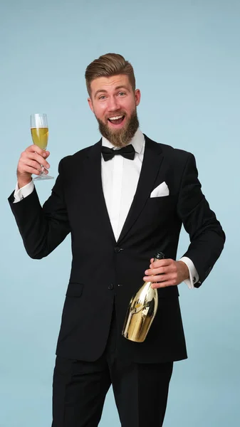 Ena Jovem Homem Elegante Com Bebida Ouro Copo Champanhe — Fotografia de Stock