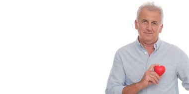 Elinde kalp tutan yaşlı bir adam, kardiyovasküler sistemin önlenmesi hakkında insanları çağırıyor..