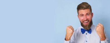 Evet ben kazandım! Sakallı mutlu adam kazanmak üzere..