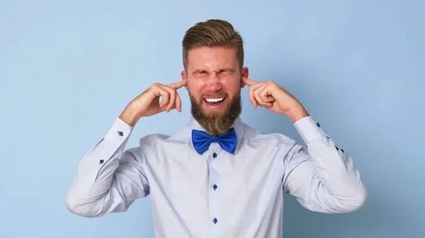 Hombre Con Barba Ríe Cierra Los Oídos —  Fotos de Stock