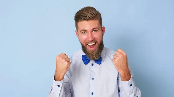 Jovem Super Feliz Apertar Punhos Firmemente — Fotografia de Stock