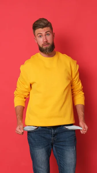 Jovem Está Mostrar Bolso Homem Blusa Amarela Fundo Vermelho Bolsos — Fotografia de Stock