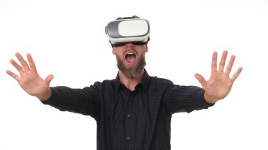 VR gözlüklü genç bir adam bir şeye dokunmaya çalışıyor..