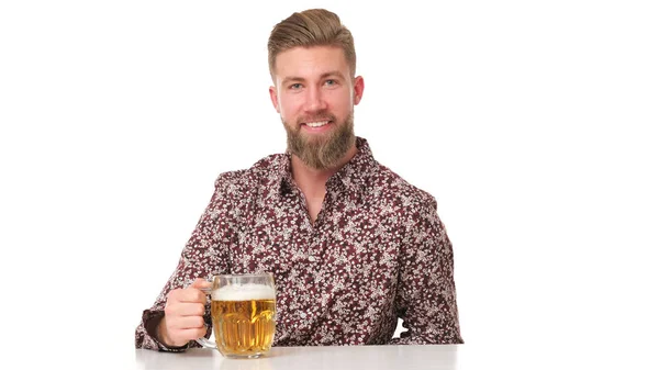 Jovem Com Barba Padrão Florido Está Bebendo Uma Cerveja — Fotografia de Stock
