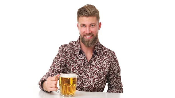 Jovem Com Barba Padrão Florido Está Bebendo Uma Cerveja — Fotografia de Stock
