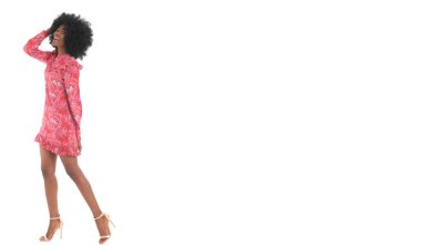 Pembe desenli mini elbise içindeki güzel afro modelin tüm vücudu..