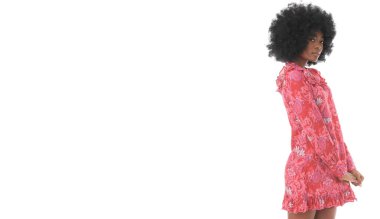 Beyaz arka planda izole edilmiş pembe mini elbiseli güzel Afro-Amerikan model..
