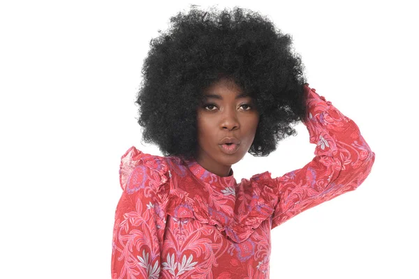 Pembe Mini Elbiseli Güzel Afro Amerikan Mankeni Komik Suratlar Yapıyor — Stok fotoğraf