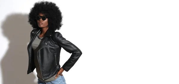 Siyah Deri Ceketli Seksi Afro Kız — Stok fotoğraf